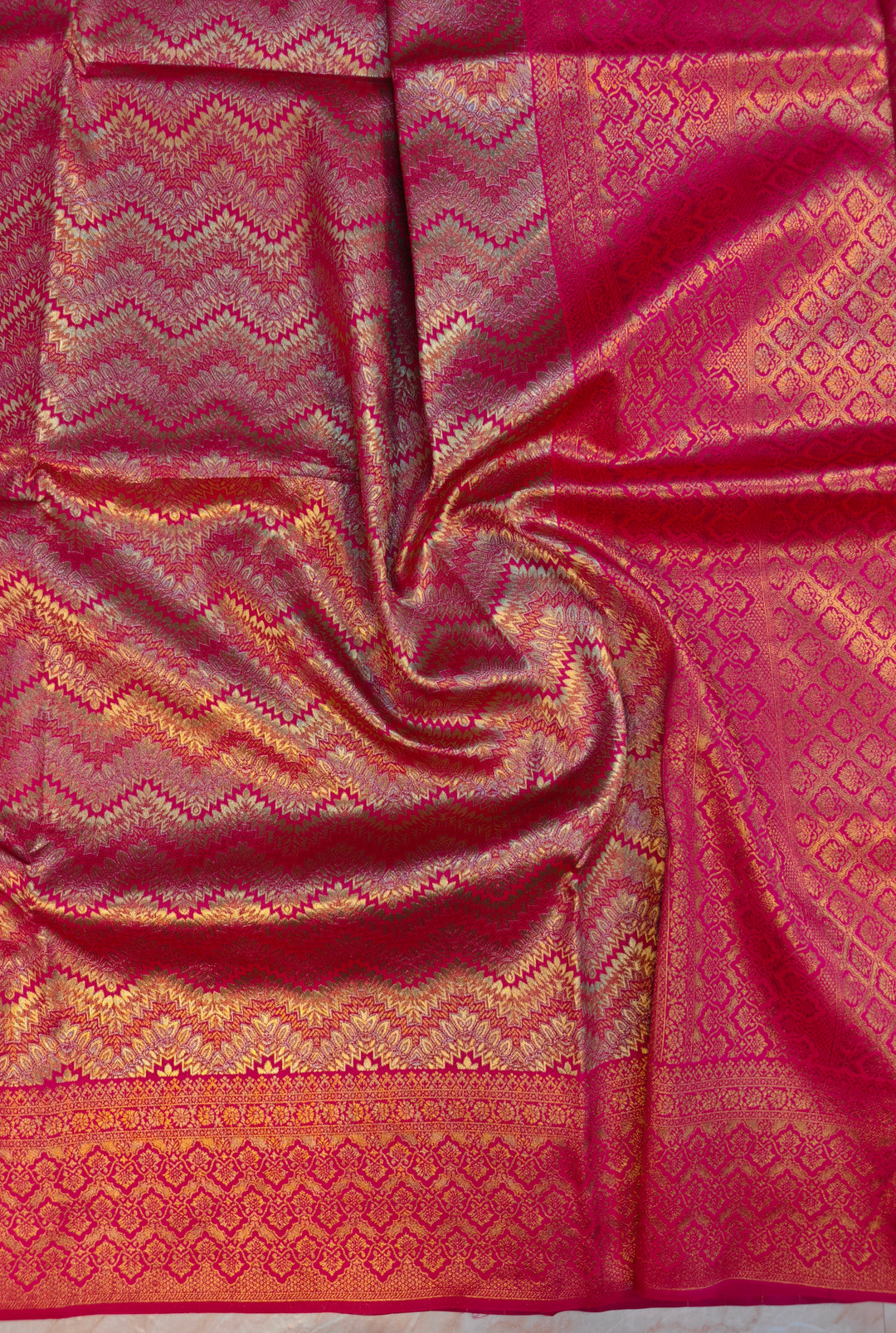 DHARMAVARAM TISU IN RANI AND GOLD FUSION WITH HORIZONTAL DESIGNS